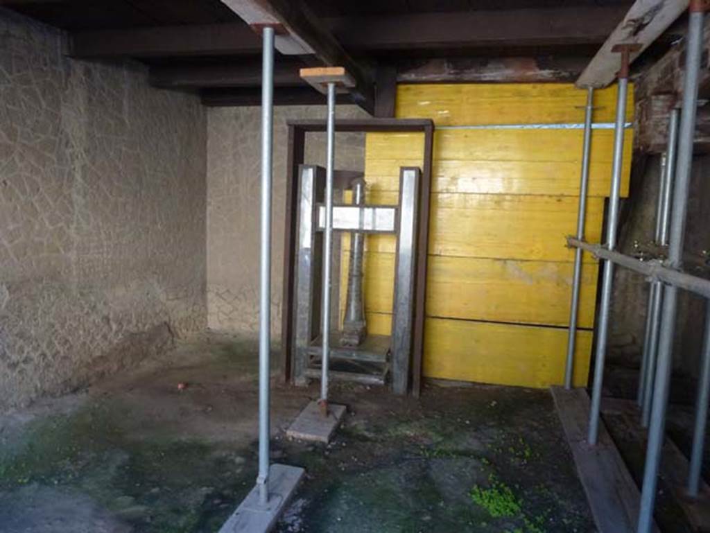 lll.10 Herculaneum, October 2012. Wooden screw press used to iron clothes (torcular or pressorium).  Photo courtesy of Michael Binns.